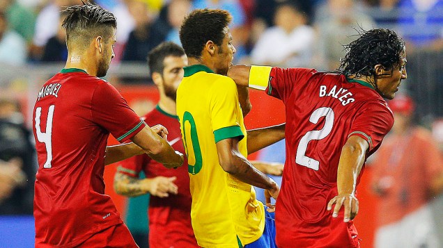 Neymar é atingido pelo cotovelo de Bruno Alves durante jogo amistoso do Brasil contra Portugal em Foxborough, Massachusetts
