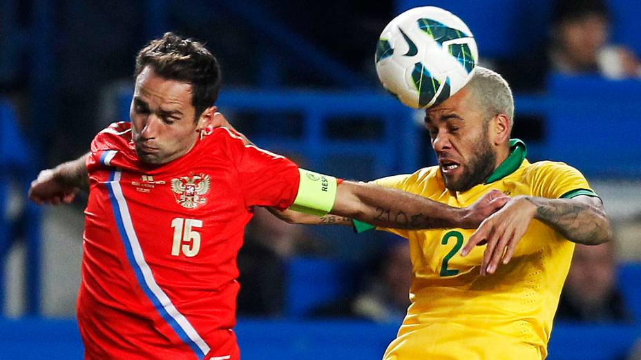 Jogador russo dispiuta a bola com Daniel Alves pelo amistoso entre Brasil e Rússia em Londres