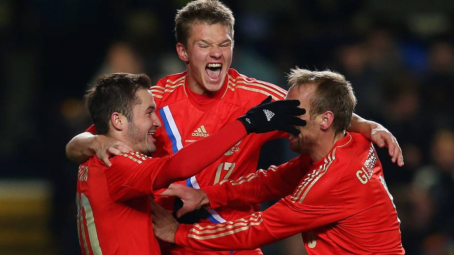 Jogadores da Rússia comemoram o gol contra o Brasil no amistoso em Londres