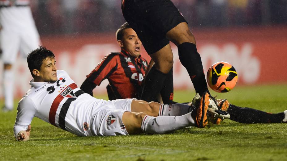 Atacante Aloísio do São Paulo disputa jogada na partida contra o Atlético-PR, válida pela 14ª rodada Campeonato Brasileiro - (15/08/2013)