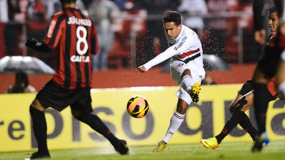 Meia Jadson do São Paulo arrisca chute na partida contra o Atlético-PR, válida pelo Campeonato Brasileiro - (15/08/2013)