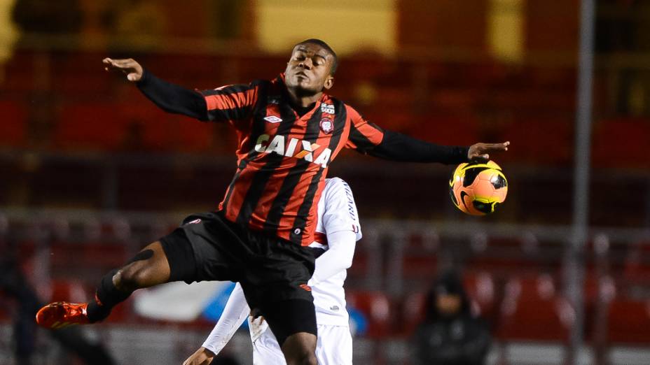 Lance da partida entre São Paulo e Atlético-PR, válida pela 14ª rodada do Campeonato Brasileiro, no estádio do Morumbi - (15/08/2013)