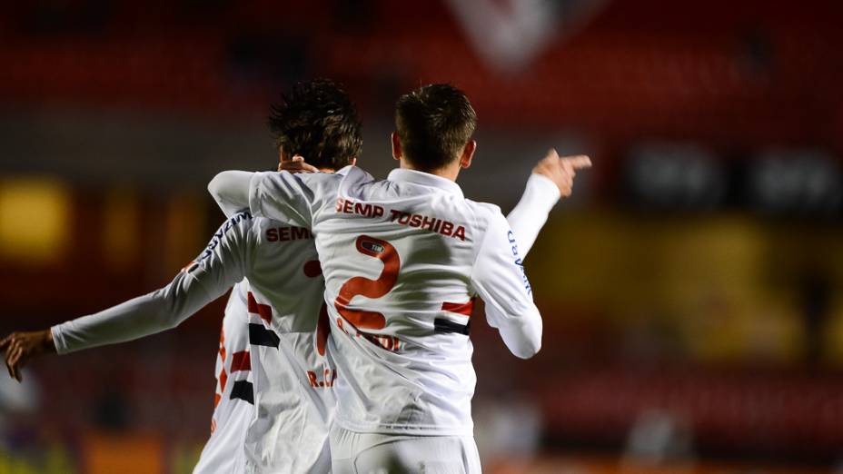 Rodrigo Caio e Rafael Tolói comemoram o primeiro gol do São Paulo na partida contra o Atlético-PR, válida pela 14ª rodada Campeonato Brasileiro, no estádio do Morumbi - (15/08/2013)