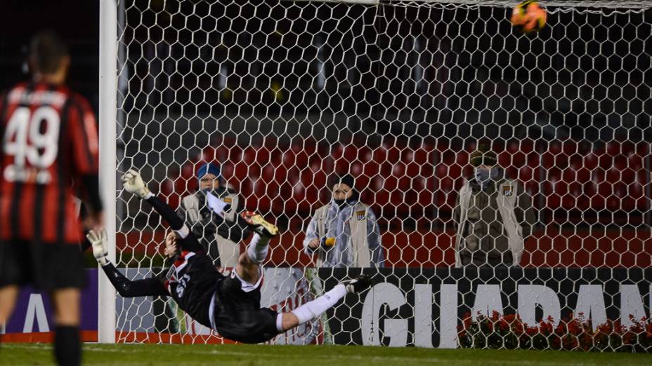 Em cobrança de pênalti o Atlético-PR empata em 1x1 ainda no primeiro tempo, da partida contra o São Paulo, válida pela 14ª rodada do Campeonato Brasileiro, no estádio do Morumbi - (15/08/2013)