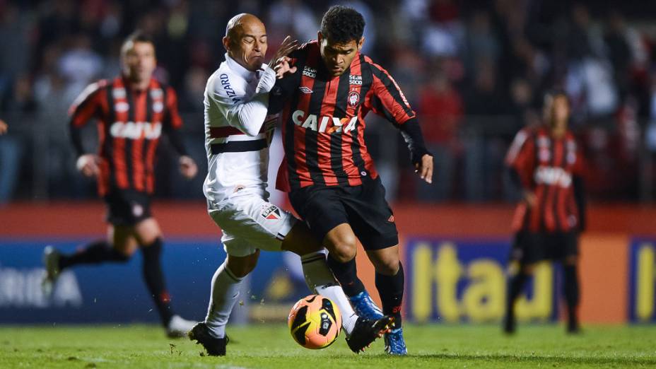 Os laterais Clemente Rodríguez do São Paulo e Léo do Atlético-PR, disputam lance na partida entre as equipes no estádio do Morumbi - (15/08/2013)