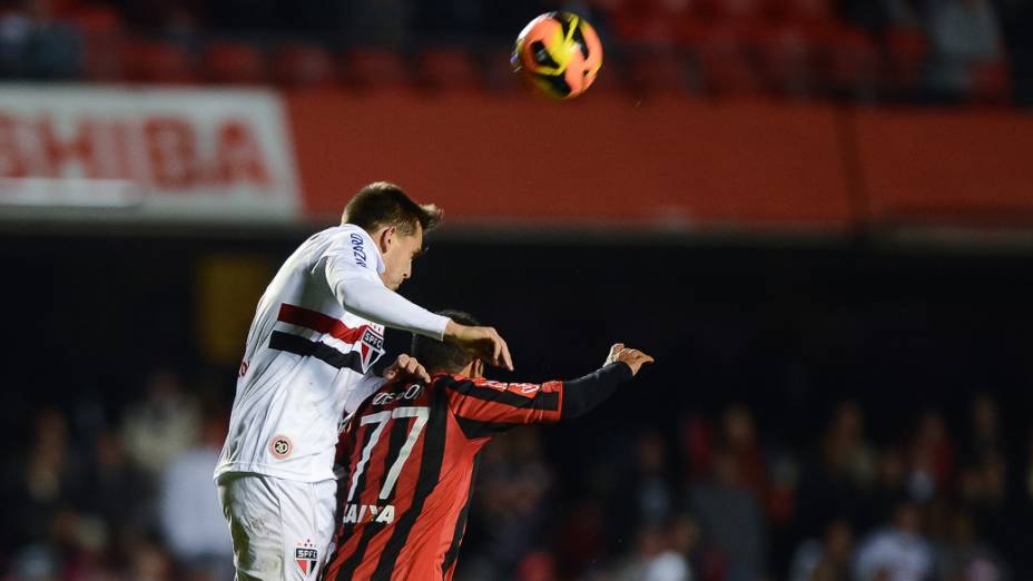 Zagueiro Rafael Tolói do São Paulo disputa lance pelo alto com o atacante Éderson do Atlético-PR, na partida válida pela 14ª rodada do Campeonato Brasileiro, no estádio do Morumbi - (15/08/2013)