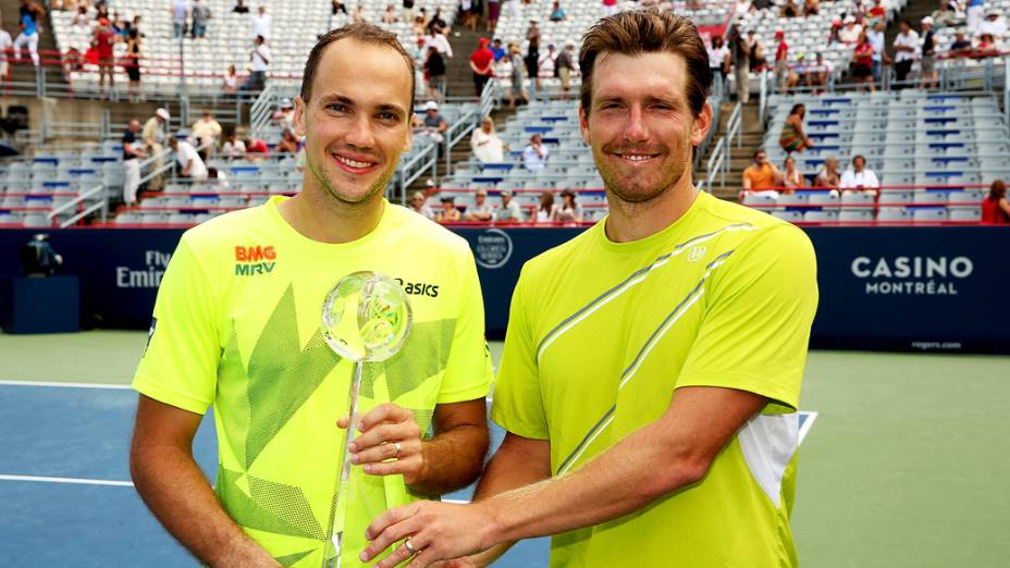 Bruno Soares e o parceiro Alexander Peyan (à dir.), após vitória sobre Andy Murray e Colin Fleming, na final do Masters 1000 de Montreal (Canadá)