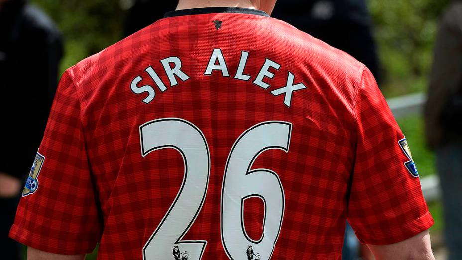 Torcedor usa camisa do Manchester United com o nome do técnico Alex Ferguson, na Inglaterra