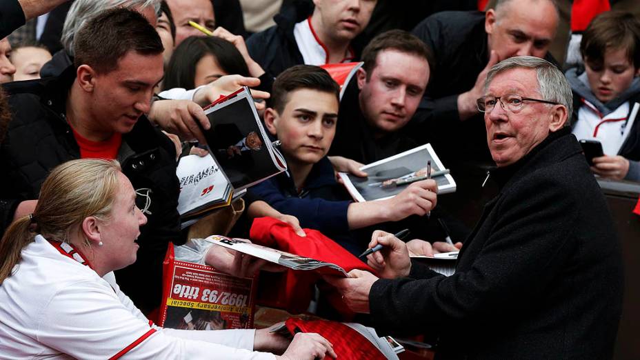 Alex Ferguson dá autógrafos antes de seu último jogo em casa antes de se aposentar, no Old Trafford, Inglaterra