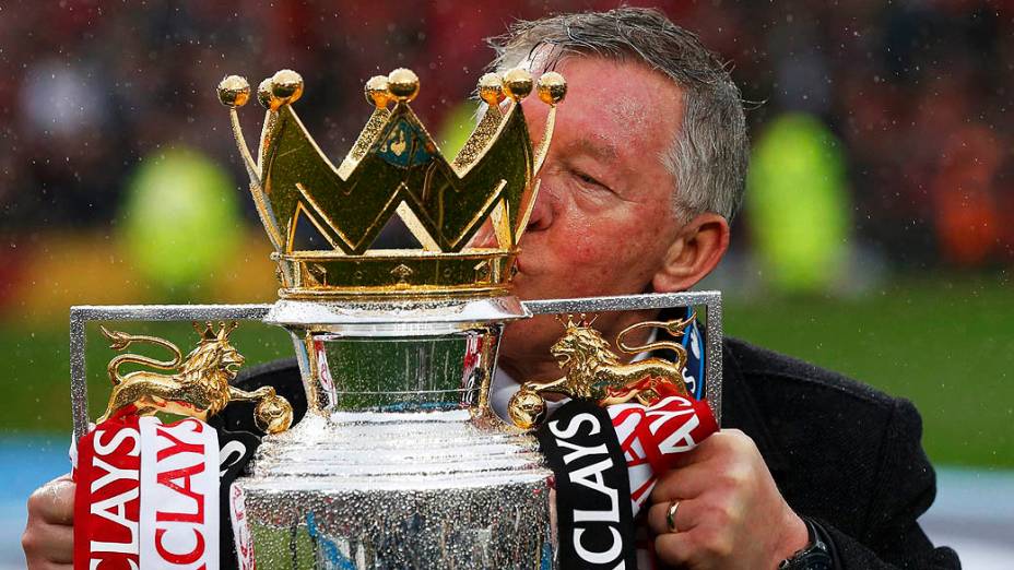 Alex Ferguson beija taça da Premier League, no estádio Old Trafford, em Manchester, Inglaterra