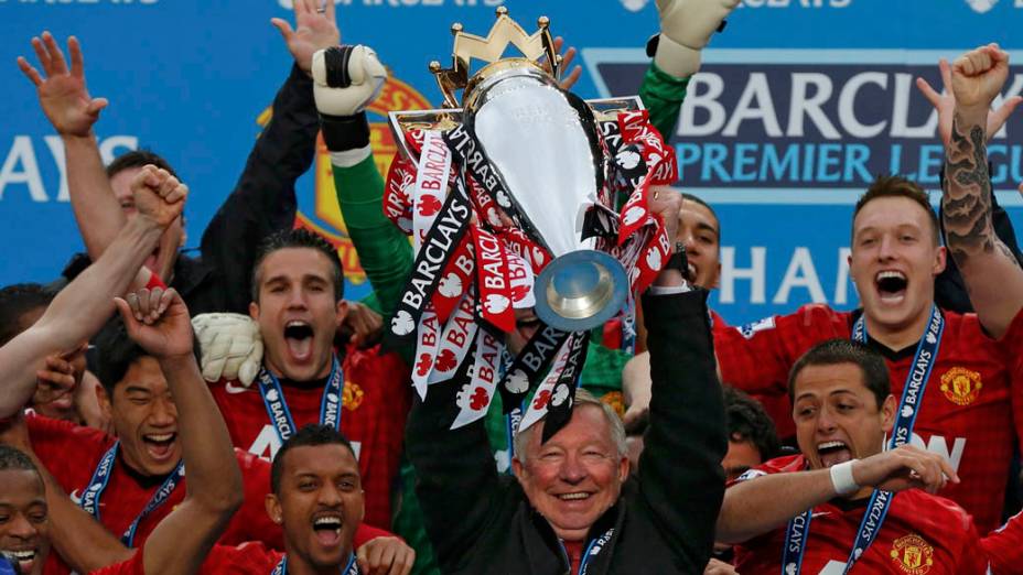 Alex Ferguson levanta  a taça da Premier League, no estádio Old Trafford, em Manchester, Inglaterra