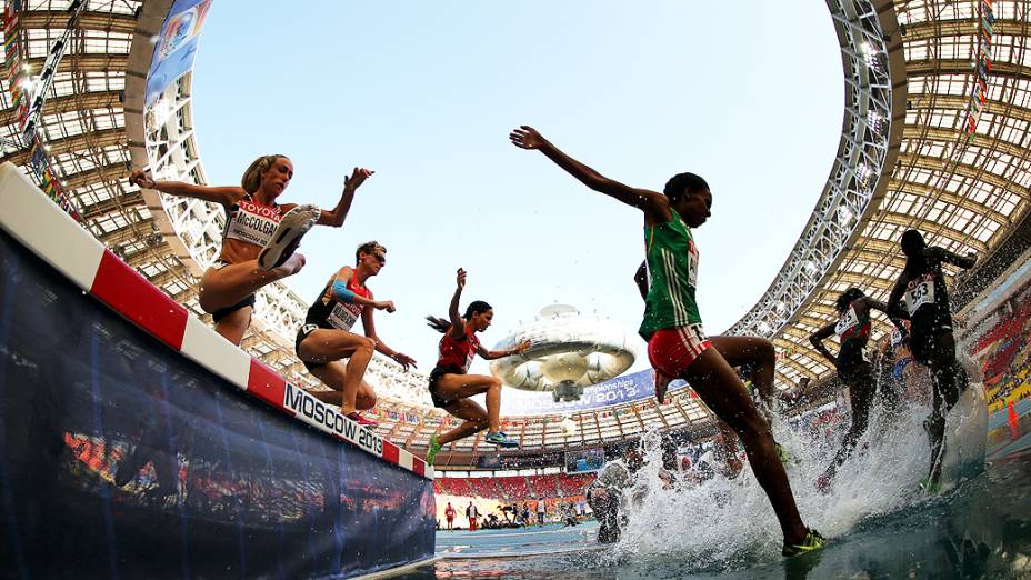 Sofia Assefa da Etiópia lidera corrida com obstáculos de 3000 metros no 14 º Campeonato Mundial de Atletismo, em Moscou, Rússia