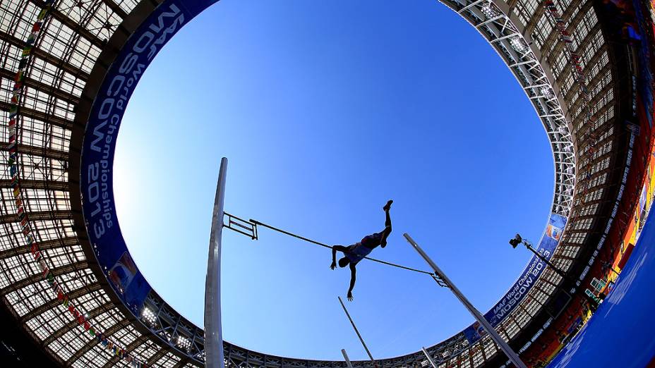 O cubano Leonel Suarez compete no decatlo no Campeonato Mundial de Atletismo, em Moscou