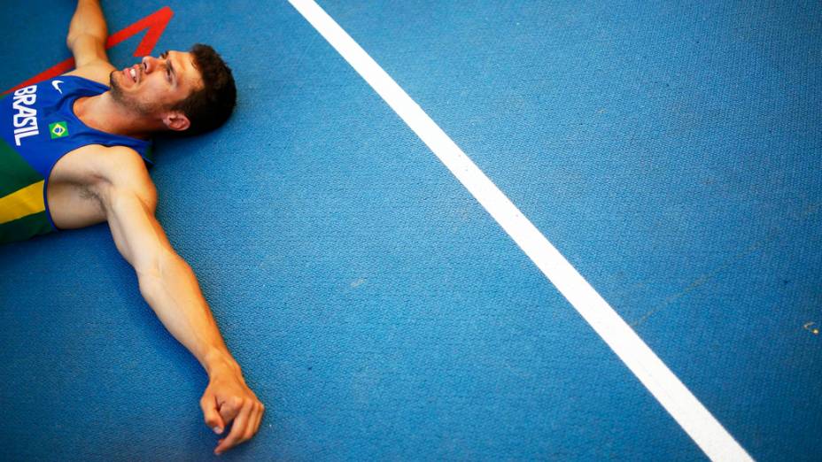 O brasileiro Carlos Chinin deita no chão após corrida na competição de decatlo durante o Campeonato Mundial de Atletismo em Moscou
