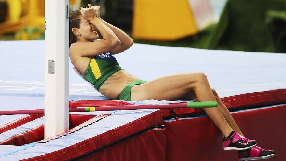A brasileira Fabiana Mürer lamenta a eliminação após três tentativas frustradas na final feminina do salto com vara no Campeonato Mundial de Atletismo disputada no estádio Luzhniki, em Moscou