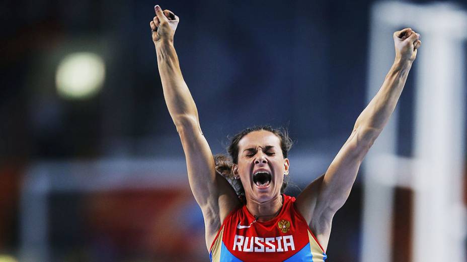 A russa Yelena Isinbayeva comemora a medalha de ouro na final feminina do salto com vara no Campeonato Mundial de Atletismo disputada no estádio Luzhniki, em Moscou