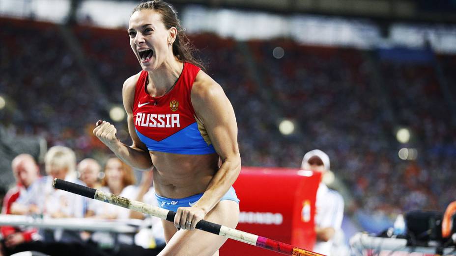 A russa Yelena Isinbayeva comemora a medalha de ouro na final feminina do salto com vara no Campeonato Mundial de Atletismo disputada no estádio Luzhniki, em Moscou