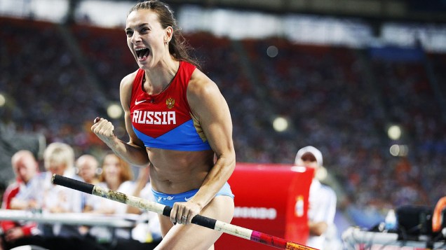 A russa Yelena Isinbayeva comemora a medalha de ouro na final feminina do salto com vara no Campeonato Mundial de Atletismo disputada no estádio Luzhniki, em Moscou