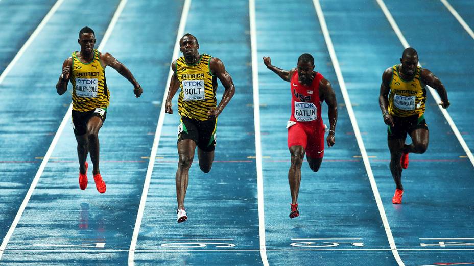 Usain Bolt ganha medalha de ouro na corrida de 100 metros durante o 14 º Campeonato Mundial de Atletismo, em Moscou, Rússia