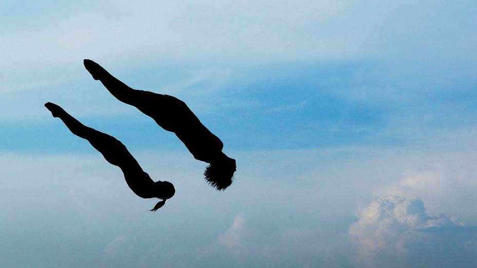 Choe Un Gyong e Kim Jin Ok da Coréia do Norte competem no 15 º Campeonato Mundial FINA, na Piscina Municipal de Montjuic, em Barcelona, na Espanha