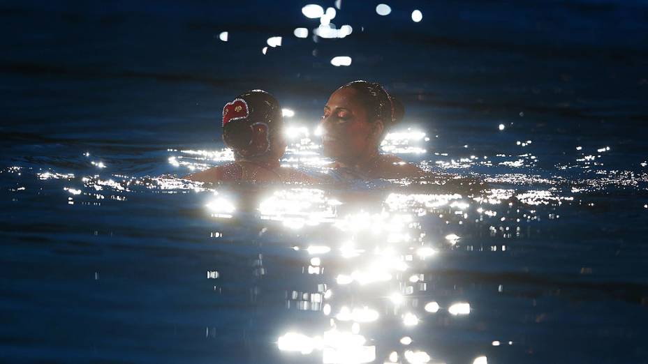 Nuria Diosdado Garcia e Isabel Delgado Plancarte do México competem no nado sincronizado no Campeonato Mundial da FINA, no Sant Jordi, em Barcelona, na Espanha