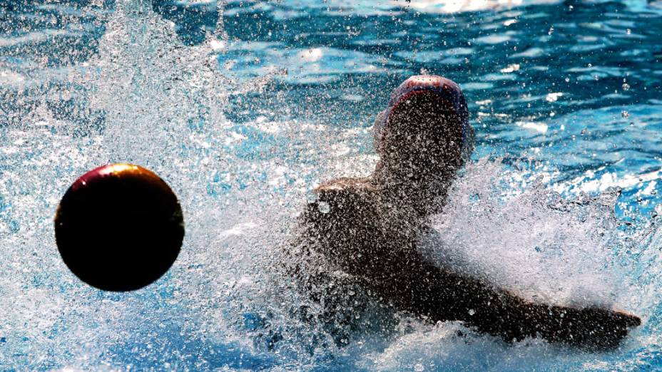 Jogador da Macedônia durante partida de Polo aquático contra a Grécia no Campeonato Mundial da FINA, em Barcelona, Espanha