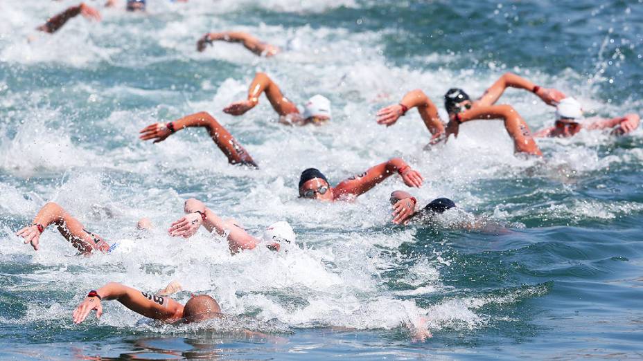 Richard Weinberger do Canadá e Damien Cattin-Vidal da França lideram um grupo de nadadores durante a corrida 10 quilômetros em águas abertas no 15 º Campeonato Mundial FINA, em Barcelona, Espanha