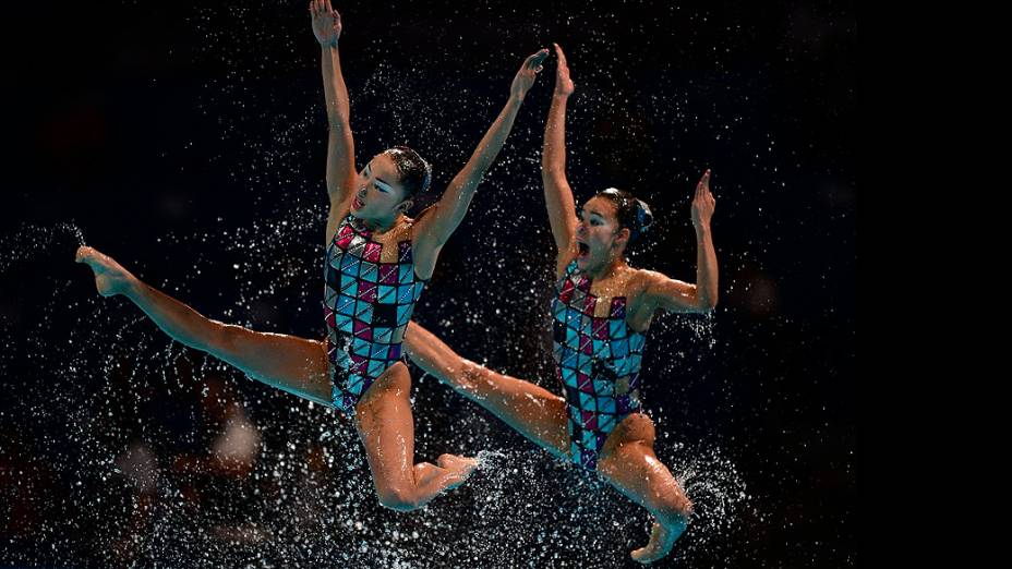 Dupla japonesa de nado sincronizado salta durante competição no Campeonato Mundial FINA, no Palau Sant Jordi, em Barcelona