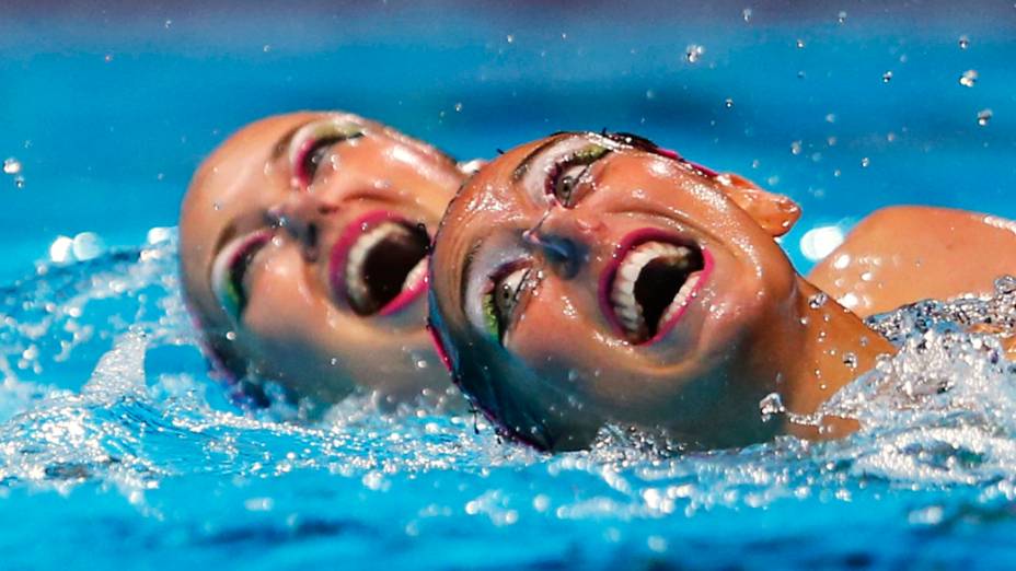 Francesas Laura Auge e Margaux Chretien realizam nado sincronizado de duplas durante o Campeonato Mundial de Natação, no Sant Jordi, em Barcelona