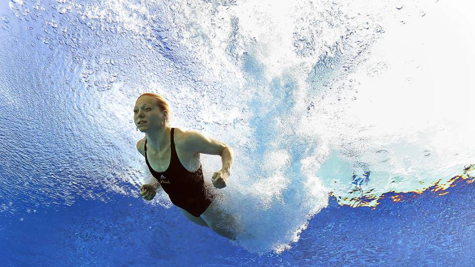 Sophie Somloi da Áustria mergulha de um  trampolim de 3 metros no 15 º Campeonato Mundial FINA, na Piscina Municipal de Montjuic, na Espanha