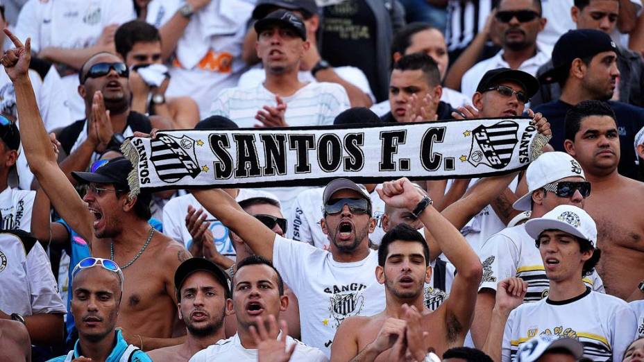 Torcedores cantam em primeira partida da final do Campeonato Paulista de Corinthians e Santos, no Pacaembu, São Paulo
