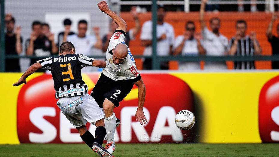 Léo e Alessandro disputam bola em primeira partida da final do Campeonato Paulista de Corinthians e Santos, no Pacaembu, São Paulo