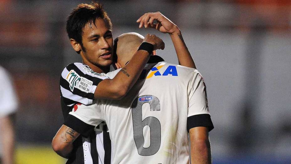 Alessandro do Corinthians e Neymar do Santos durante primeira partida da final do Campeonato Paulista no Pacaembu, São Paulo