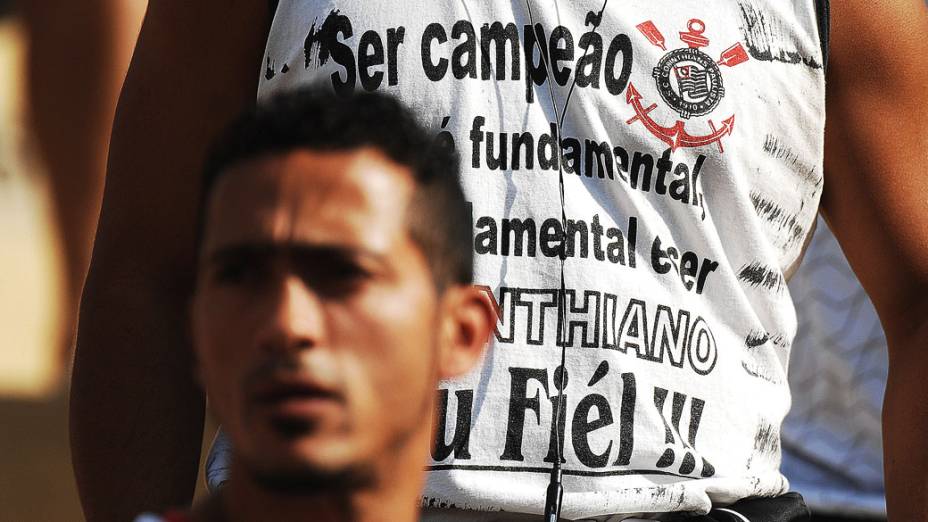 A torcida empurra o time na primeira partida da final do Campeonato Paulista, no Pacaembu