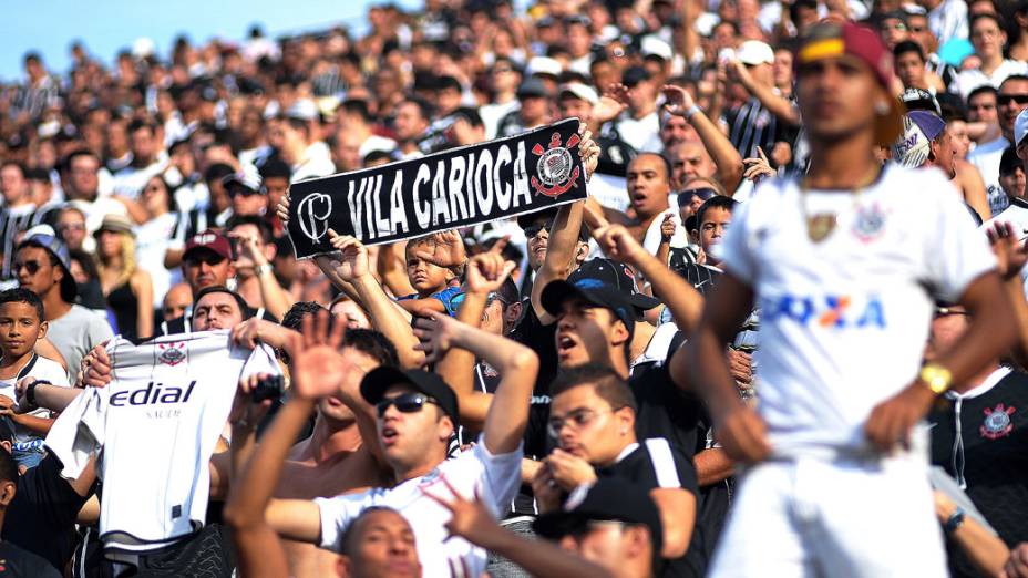 A torcida empurra o time na primeira partida da final do Campeonato Paulista, no Pacaembu