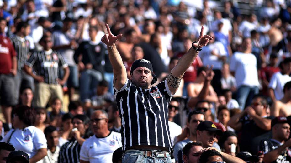 A torcida empurra o time na primeira partida da final do Campeonato Paulista, no Pacaembu