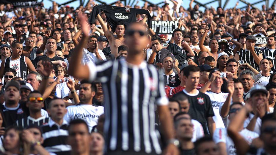 A torcida empurra o time na primeira partida da final do Campeonato Paulista, no Pacaembu