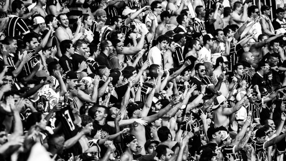 A torcida empurra o time na primeira partida da final do Campeonato Paulista, no Pacaembu