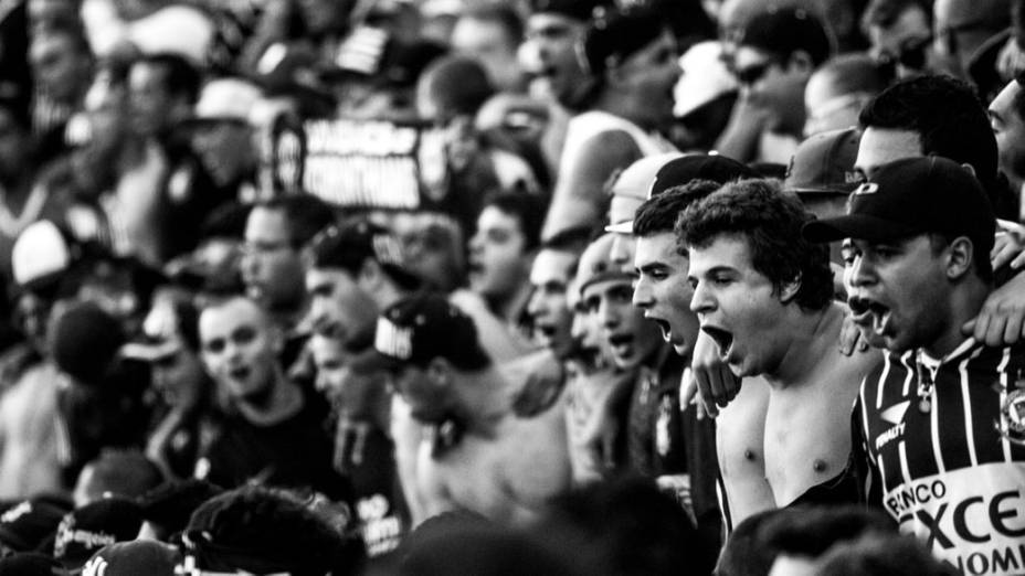 A torcida empurra o time na primeira partida da final do Campeonato Paulista, no Pacaembu