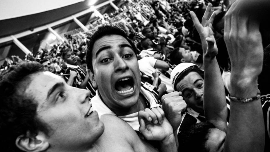 A torcida empurra o time na primeira partida da final do Campeonato Paulista, no Pacaembu