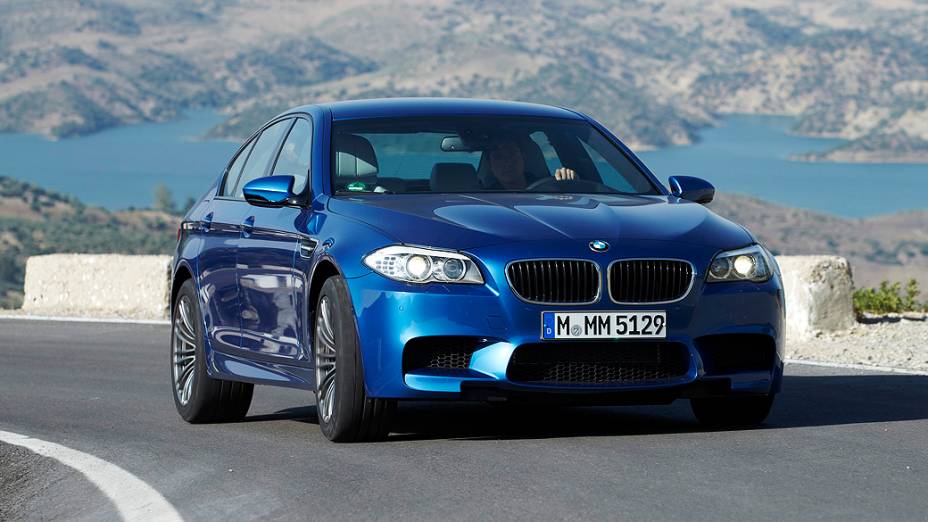 BMW M5: sedã esportivo com motor V8, 4.4 litros e quase 570 cv