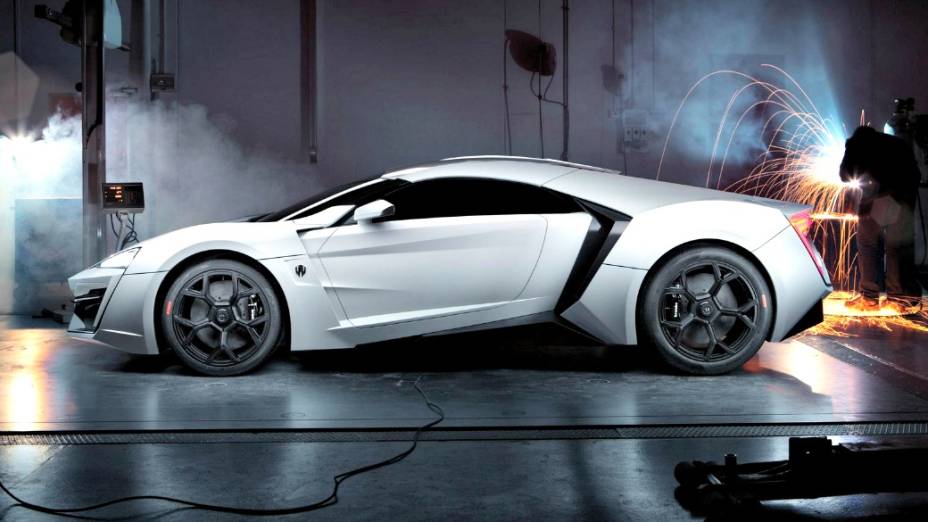 LykanHypersport tem motor biturbo com 750 cv, faz de 0 a 100 km/h em 2,8 segundos e velocidade máxima de 390 km/h