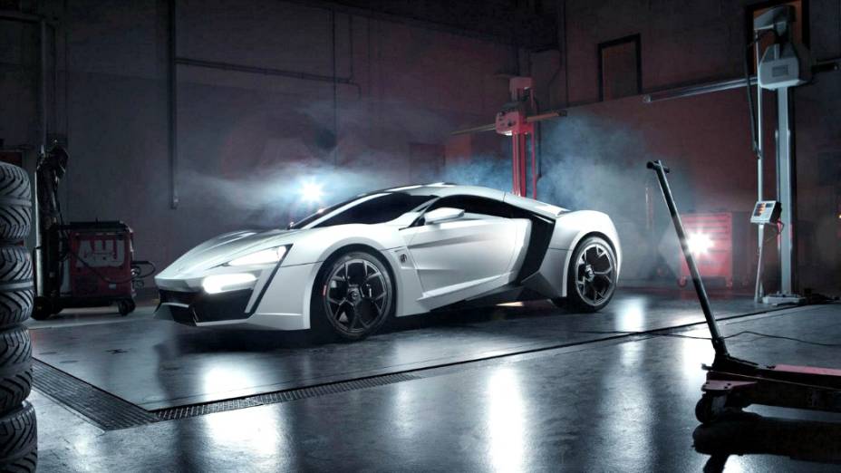 LykanHypersport tem motor biturbo com 750 cv, faz de 0 a 100 km/h em 2,8 segundos e velocidade máxima de 390 km/h