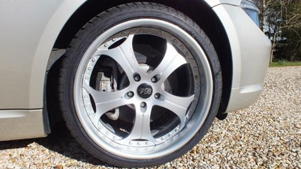 Detalhe da roda da BMW Série 6 com as iniciais VB de Victoria Beckham