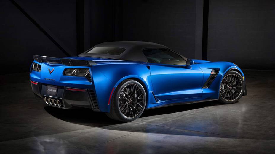 Corvette Z06 conversível com o teto fechado
