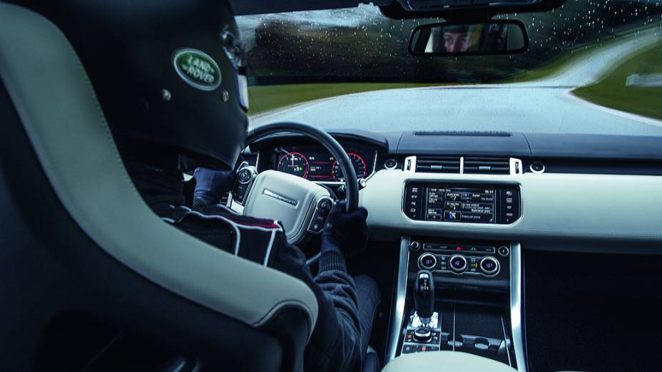 Range Rover Sport SVR acelera de 0 a 100 km/h em 4,5 segundos
