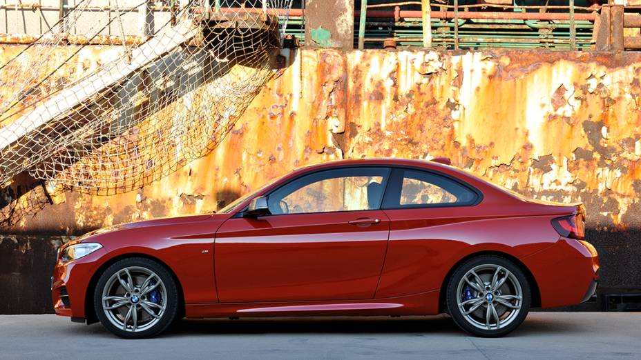 O M235i tem transmissão de oito velocidades, com opção de trocas automáticas ou manualmente