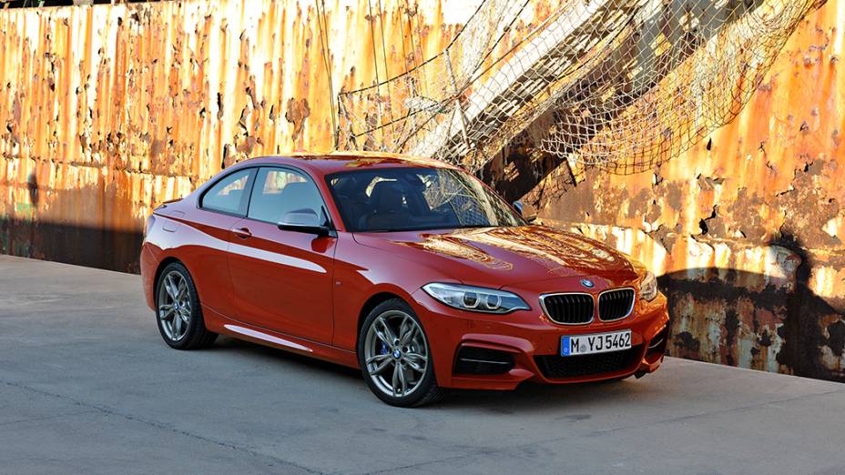 O M235i tem transmissão de oito velocidades, com opção de trocas automáticas ou manualmente