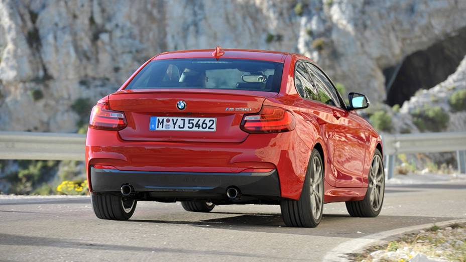 O M235i tem transmissão de oito velocidades, com opção de trocas automáticas ou manualmente