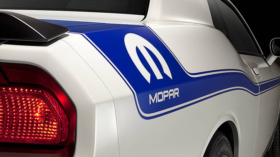 O Mopar ’14 Challenger: capô vazado, rodas de alumínio de 20 polegadas, defletor traseiro, bancos revestidos de couro e opções de faixas na carroceria